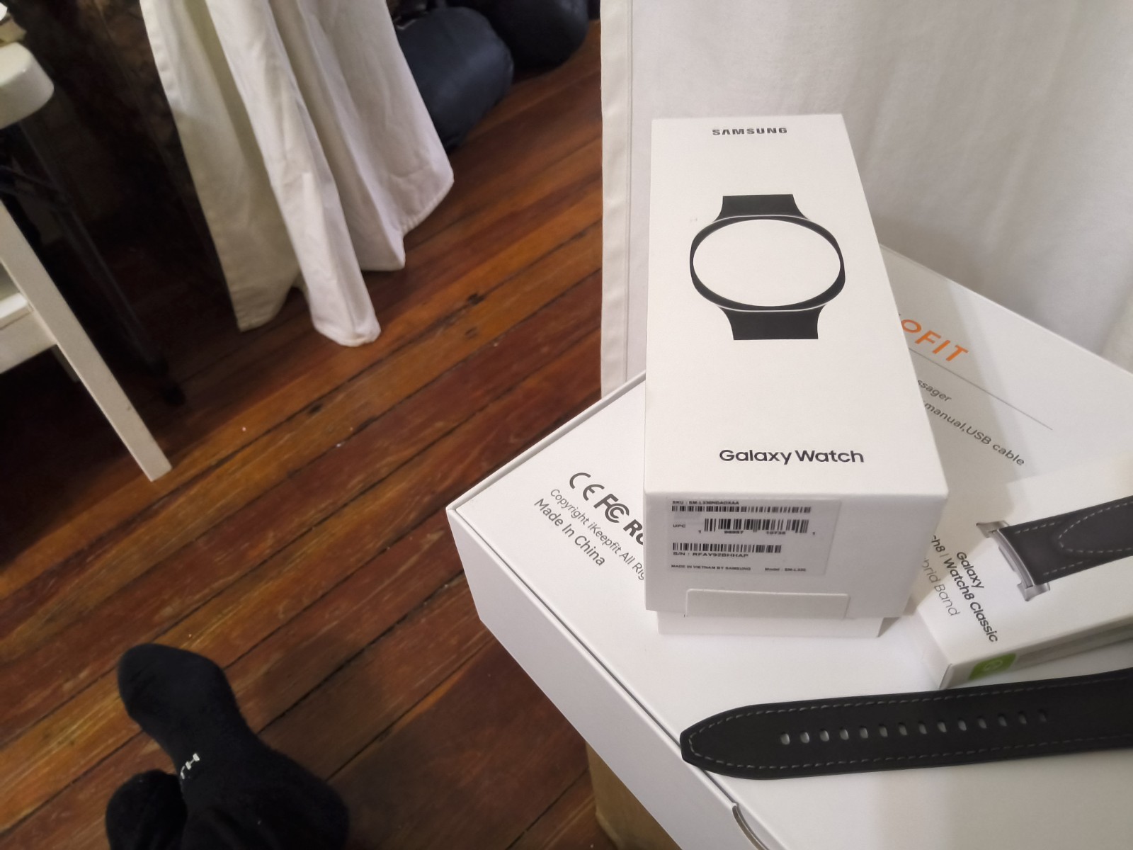 Samsung Galaxy Watch 8 44mm Graphite WiFi/Bluetooth Hybrid Leather Band Open Box