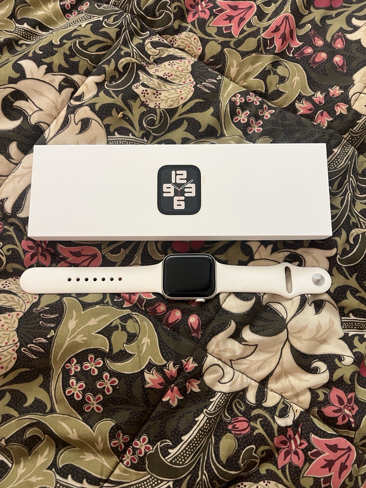 Apple Smart Watch 44mm GPS SE 2 Starlight Aluminum Mint Condition + accessories