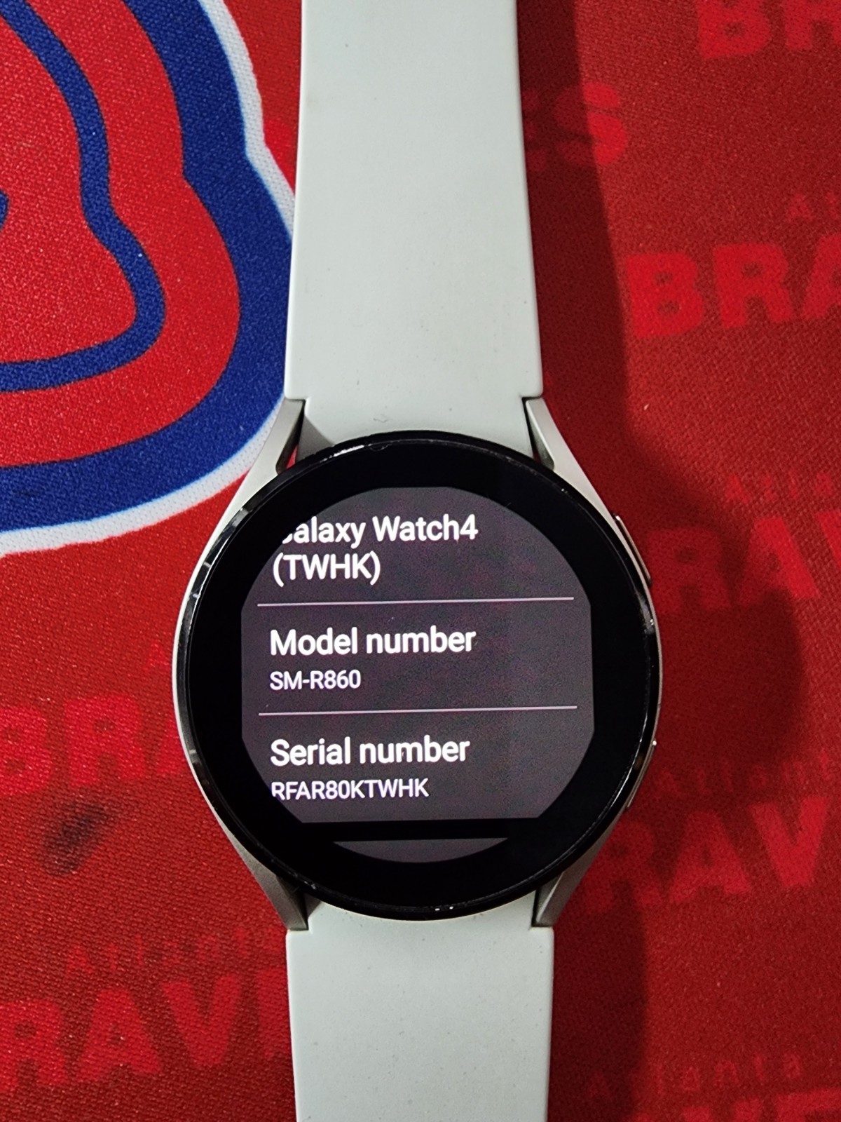 Samsung Galaxy Watch 4 40 mm Silver Case with White Silicone Band