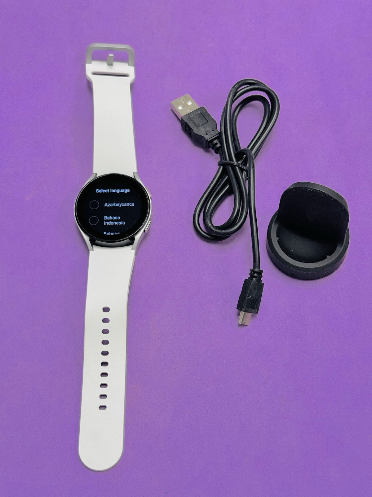 *Nice* Samsung Galaxy Watch 4 SM-R860 GPS 40MM Silver – White Band S/M