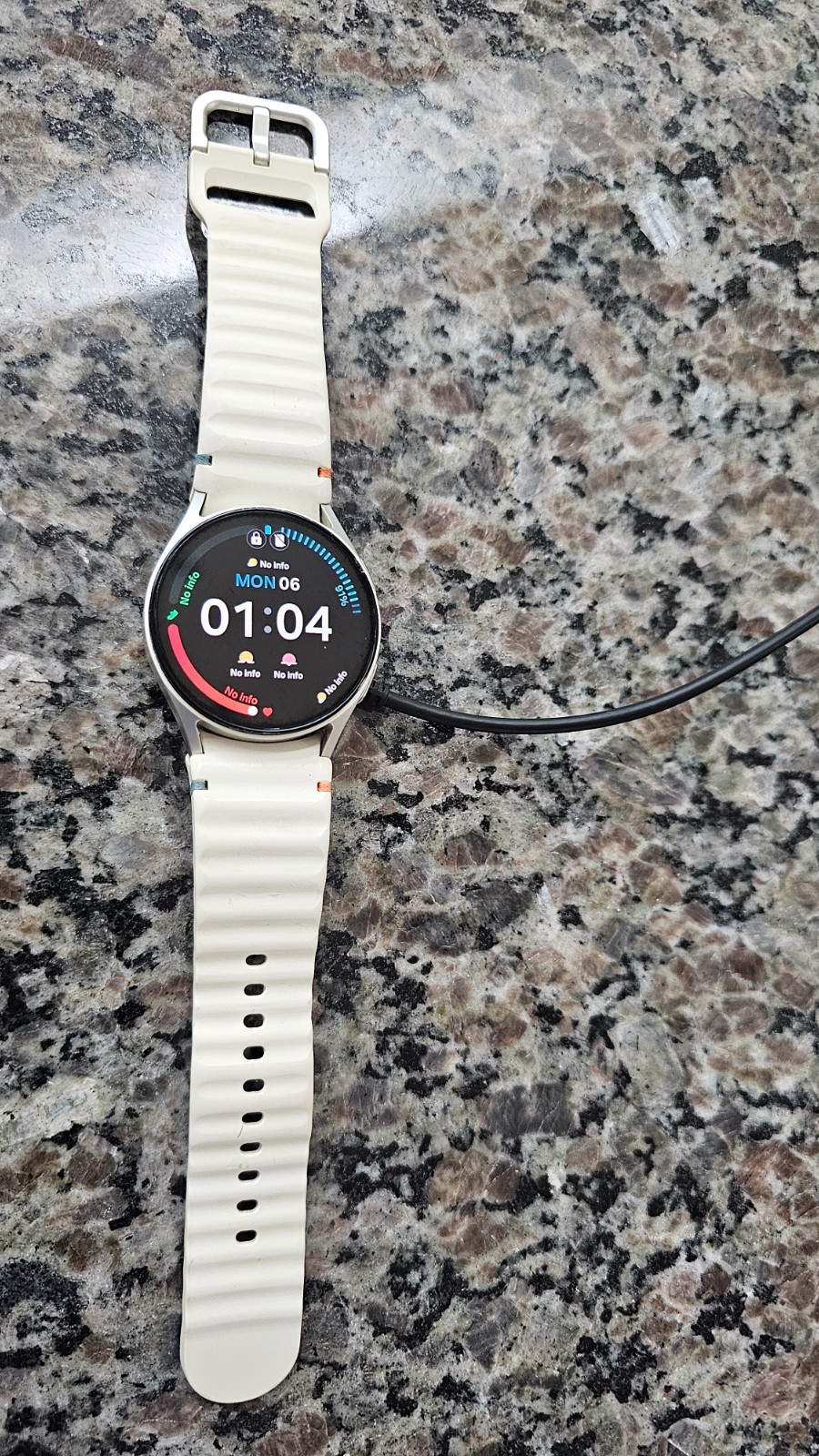SAMSUNG GALAXY WATCH7 40mm GPS AI Smartwatch, 2024 – Unlocked. 2 chargers.