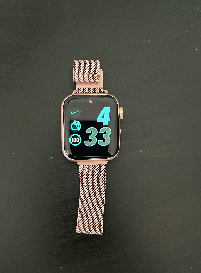 Apple Watch Series 4 44 mm Gold Aluminum Case with Pink adjustable strap