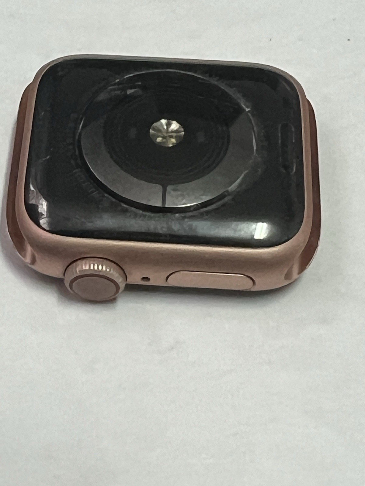 Apple Watch Series 5 40mm Gold Aluminum Case Sport Band GPS-LTE crack