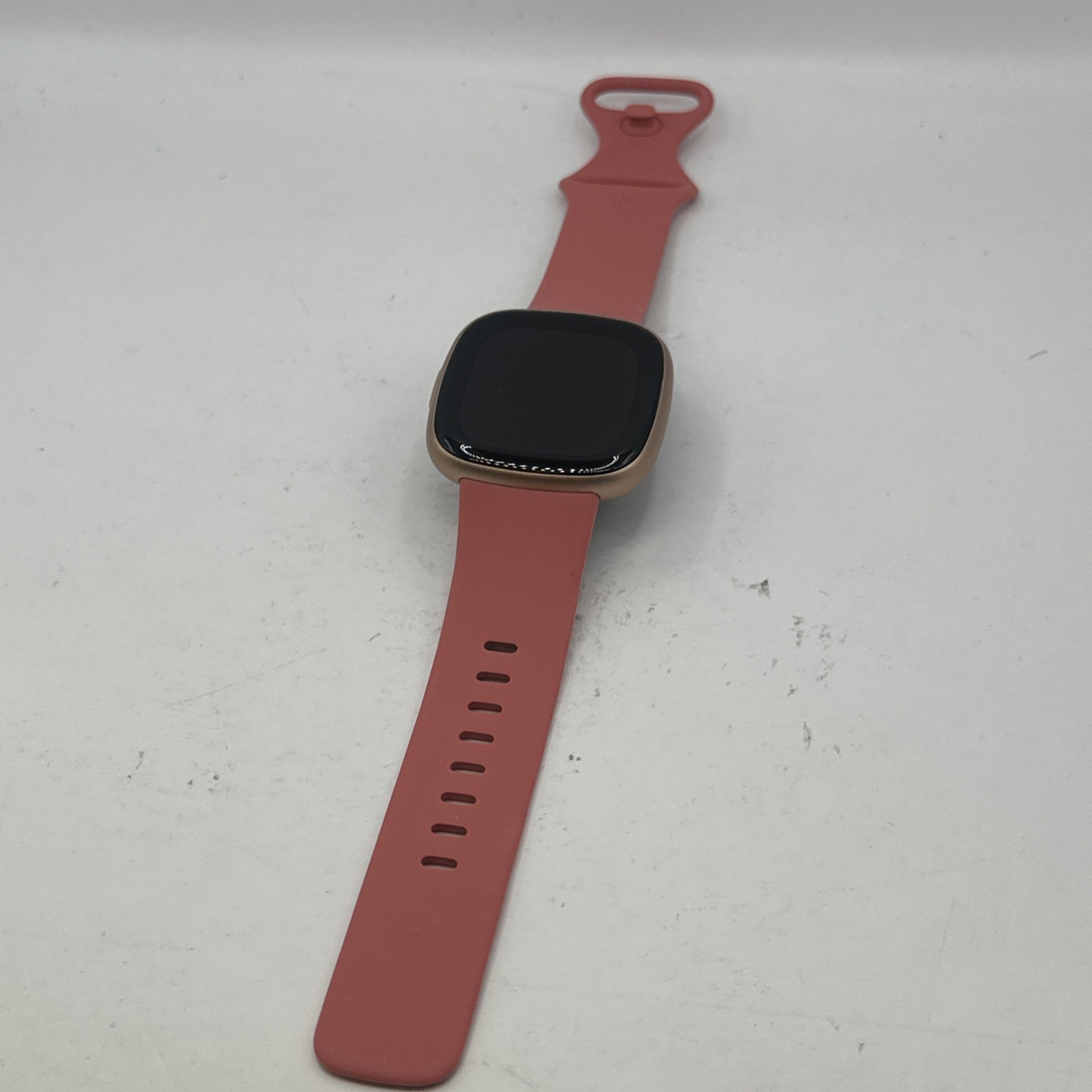 Fitbit Versa 4 Smartwatch – Copper Rose Aluminum with Pink Sand Band