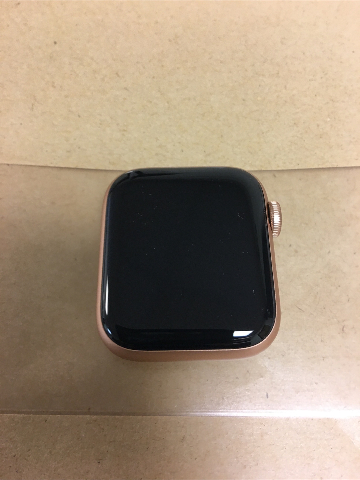 Apple Watch SE 40mm Gold Aluminum Case Starlight Sport Band – (‎MKQ03LL/A)