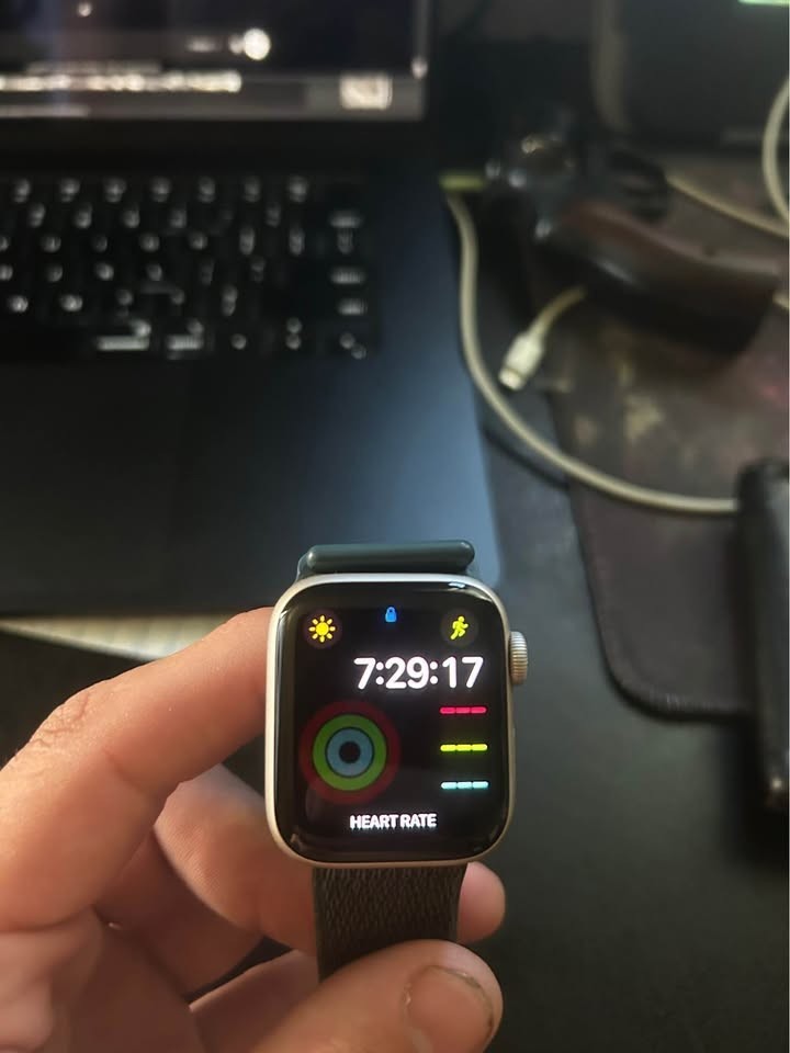 Apple Watch SE 40mm GPS + Cellular – 93% Battery Health – Starlight