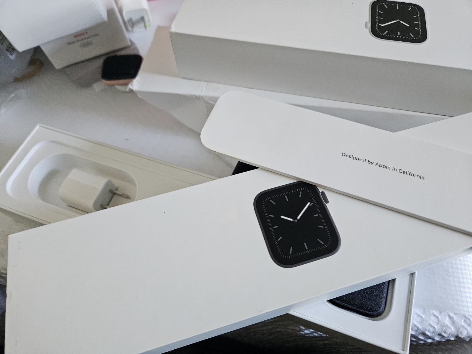 Apple Watch Series 5 40mm GPS – Aluminum Case – Open Box. Unlocked Black
