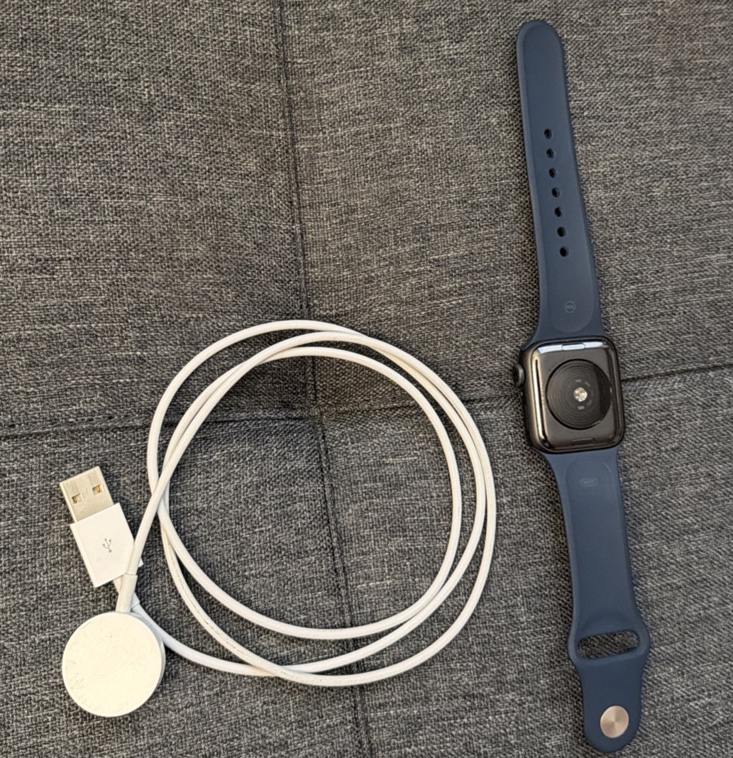 GPS Only Apple Watch SE 1st Gen 40MM Space Gray Aluminum MYDP2LL/A