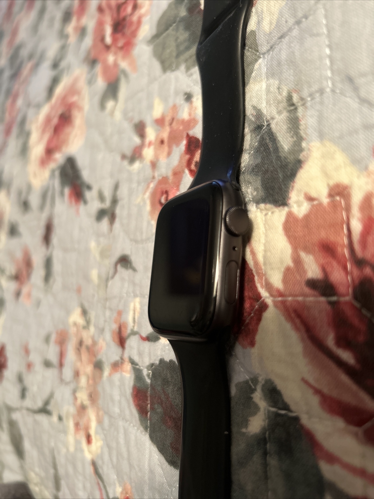 Apple Watch SE 44mm Midnight Space Gray Aluminum Case With Black Sport Band