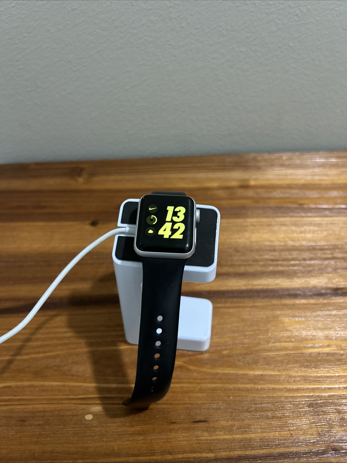 Apple Watch SERIES 2 A1757 It Comes With Stand And Accessory’s