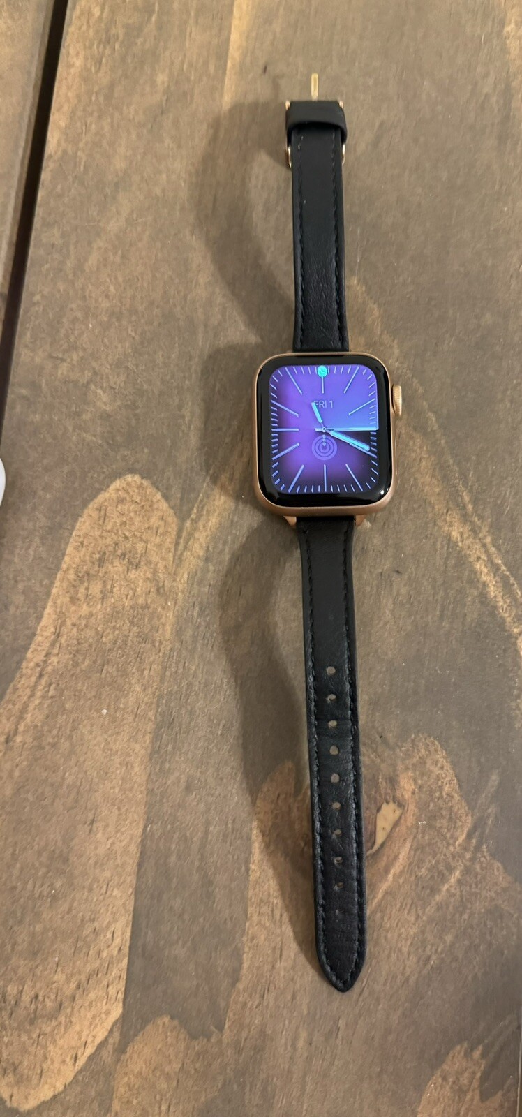 Apple Watch SE 1st Gen (GPS + LTE, 40mm) – Gold Aluminum Case Starlight Band