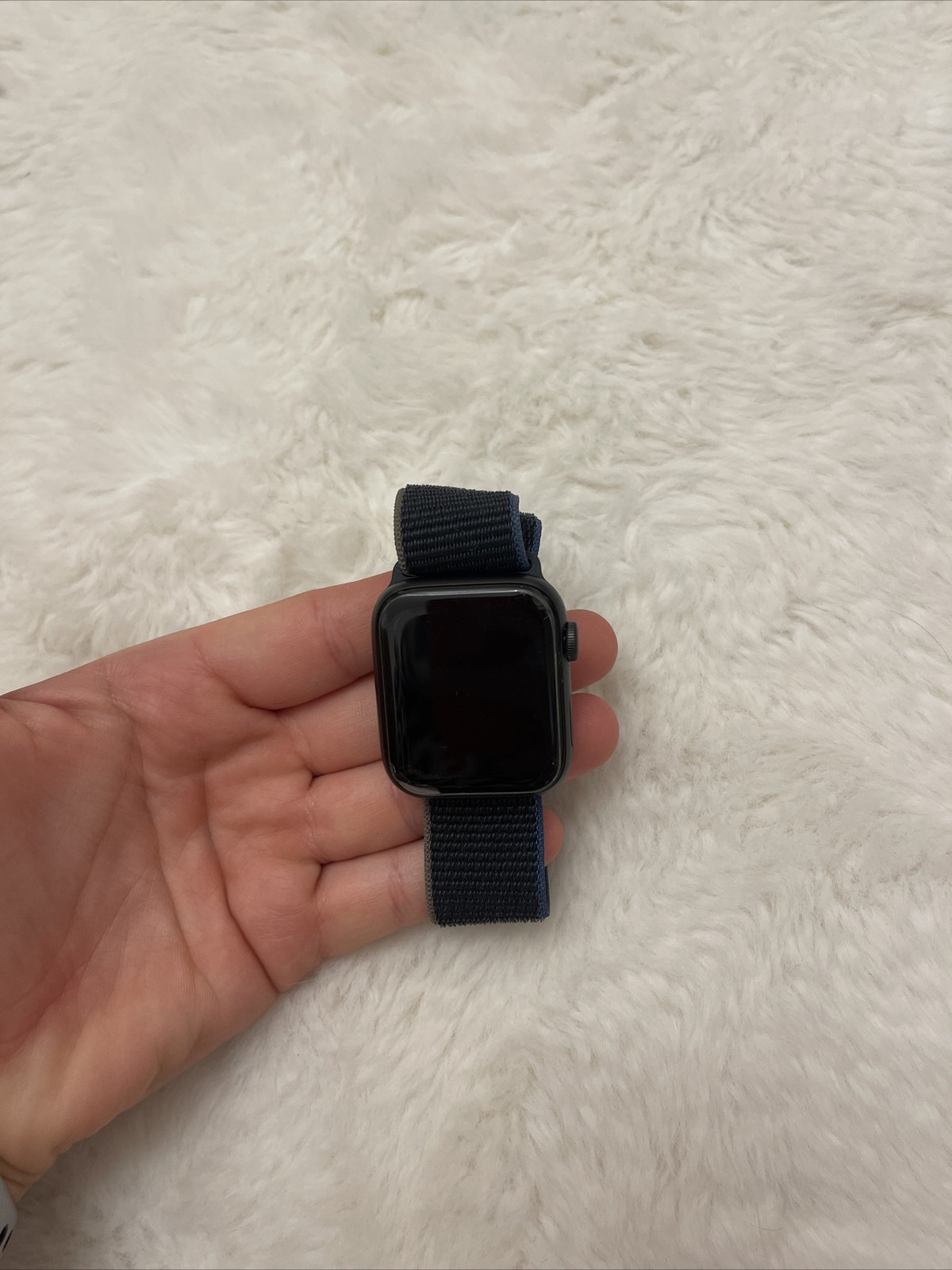 Apple Watch SE 44mm Space Gray Aluminum Case With Charcoal Sport Loop