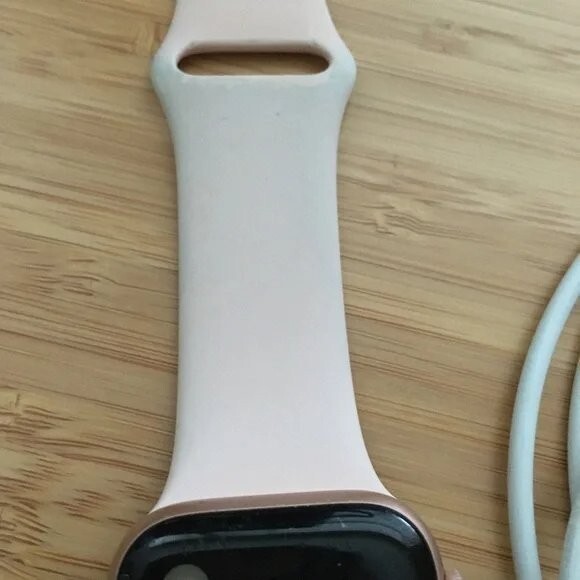 Apple Smart Watch Series 4 40MM Pink Sand Rose Gold + 6 Extra Straps