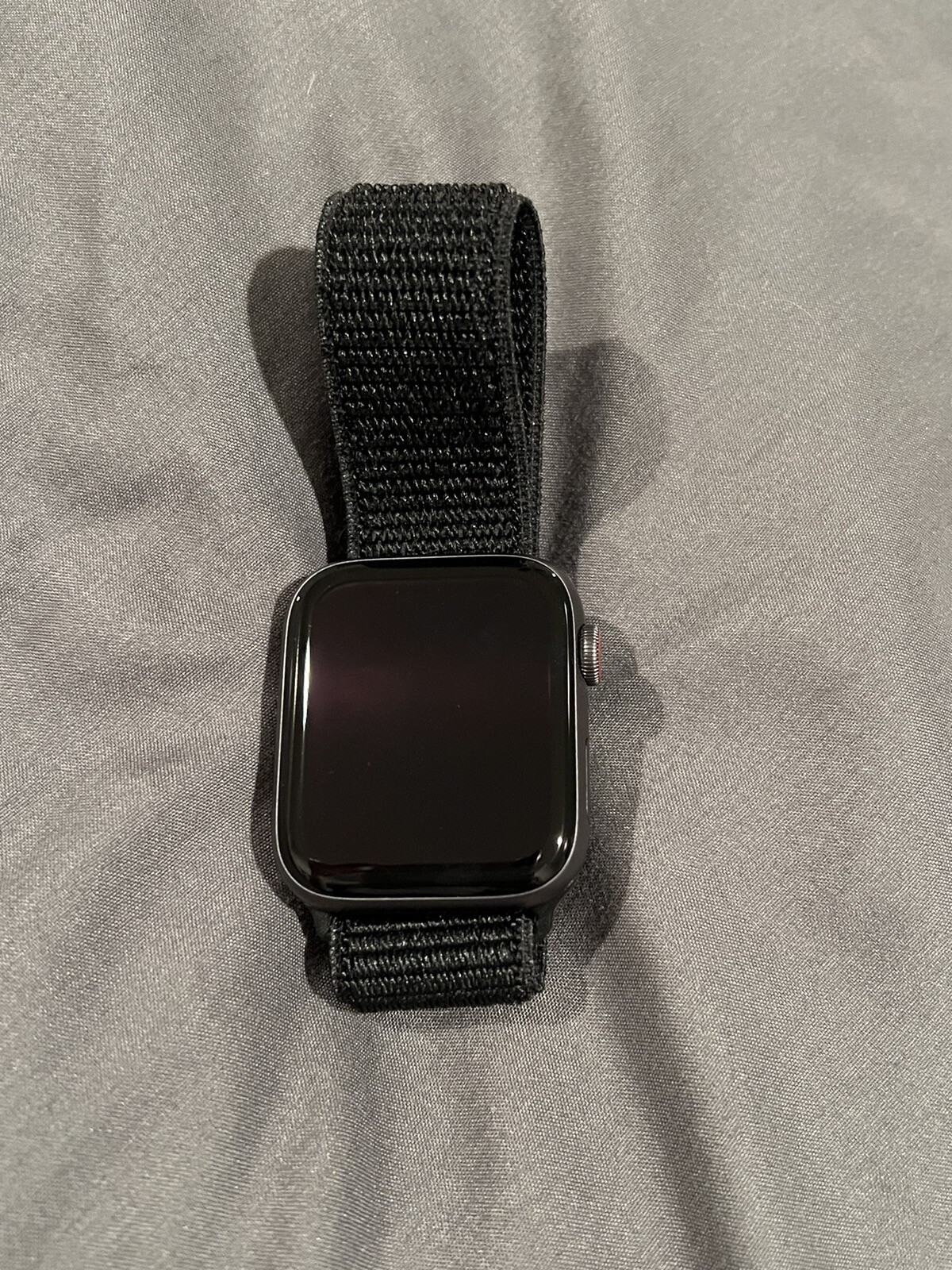 Apple Watch Series 4 44 mm Space Gray Aluminum Case with Black Sport Loop (GPS +