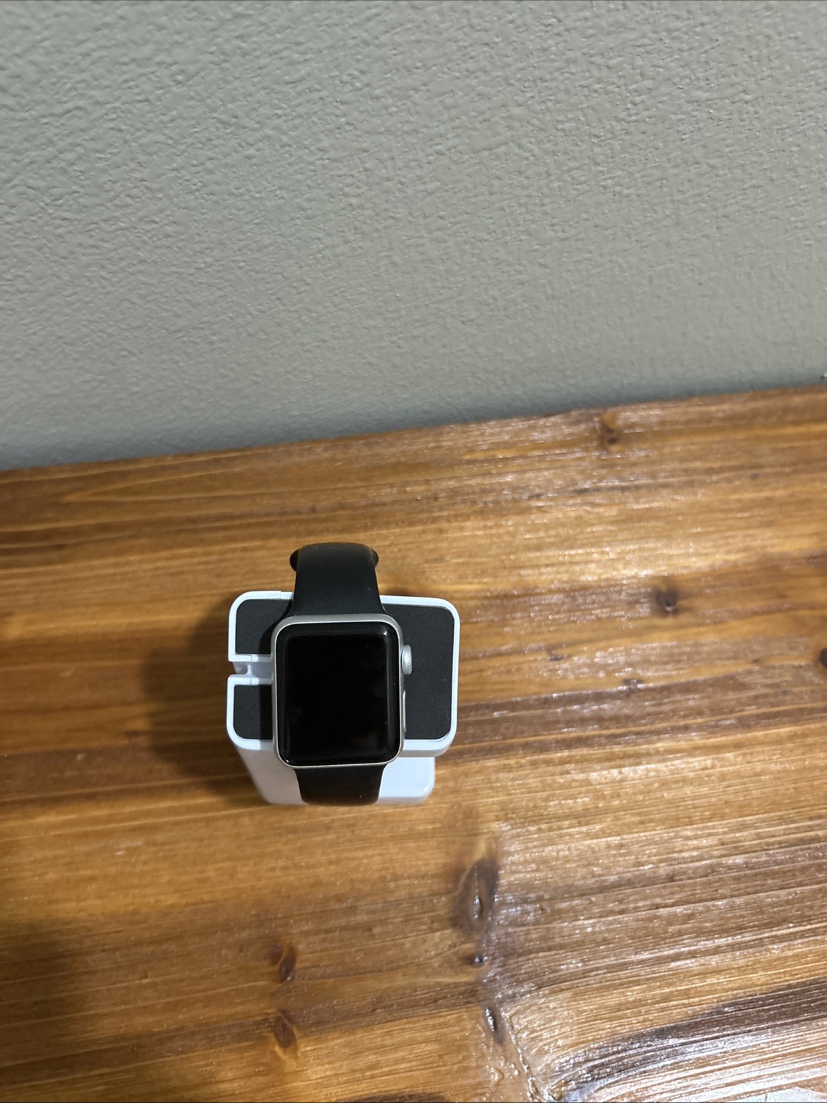 Apple Watch SERIES 2 A1757 It Comes With Stand And Accessory’s
