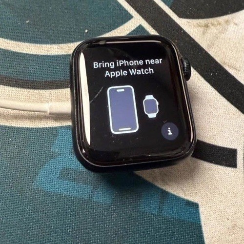 Apple Watch SE 44MM – Scratched Screen black model # MRH73LL/A Non-Cellular Wifi