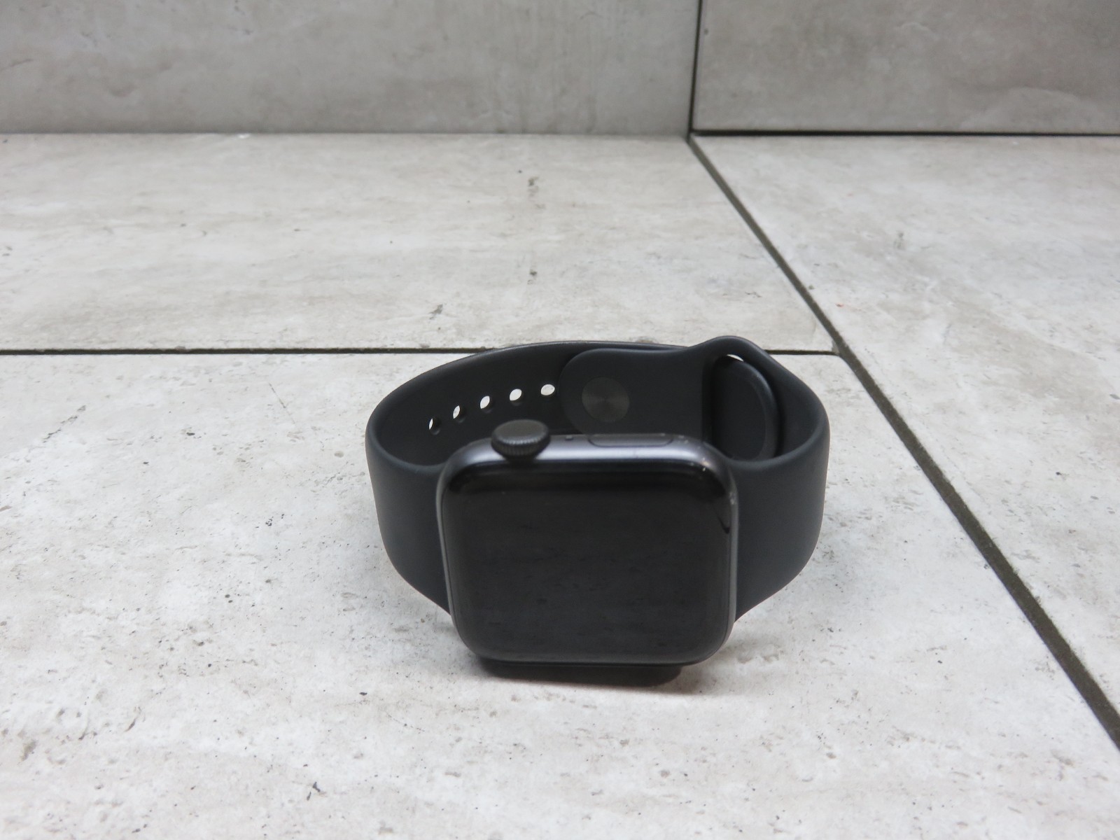 Apple Watch Series 5 GPS Smartwatch 40mm Black Aluminum w/ BAND