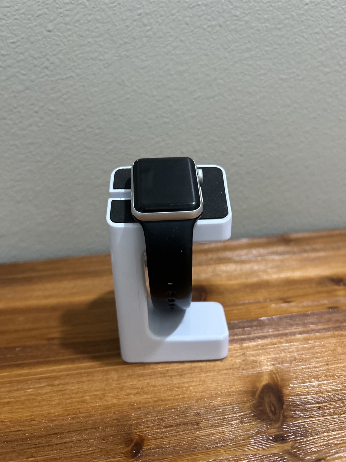 Apple Watch SERIES 2 A1757 It Comes With Stand And Accessory’s