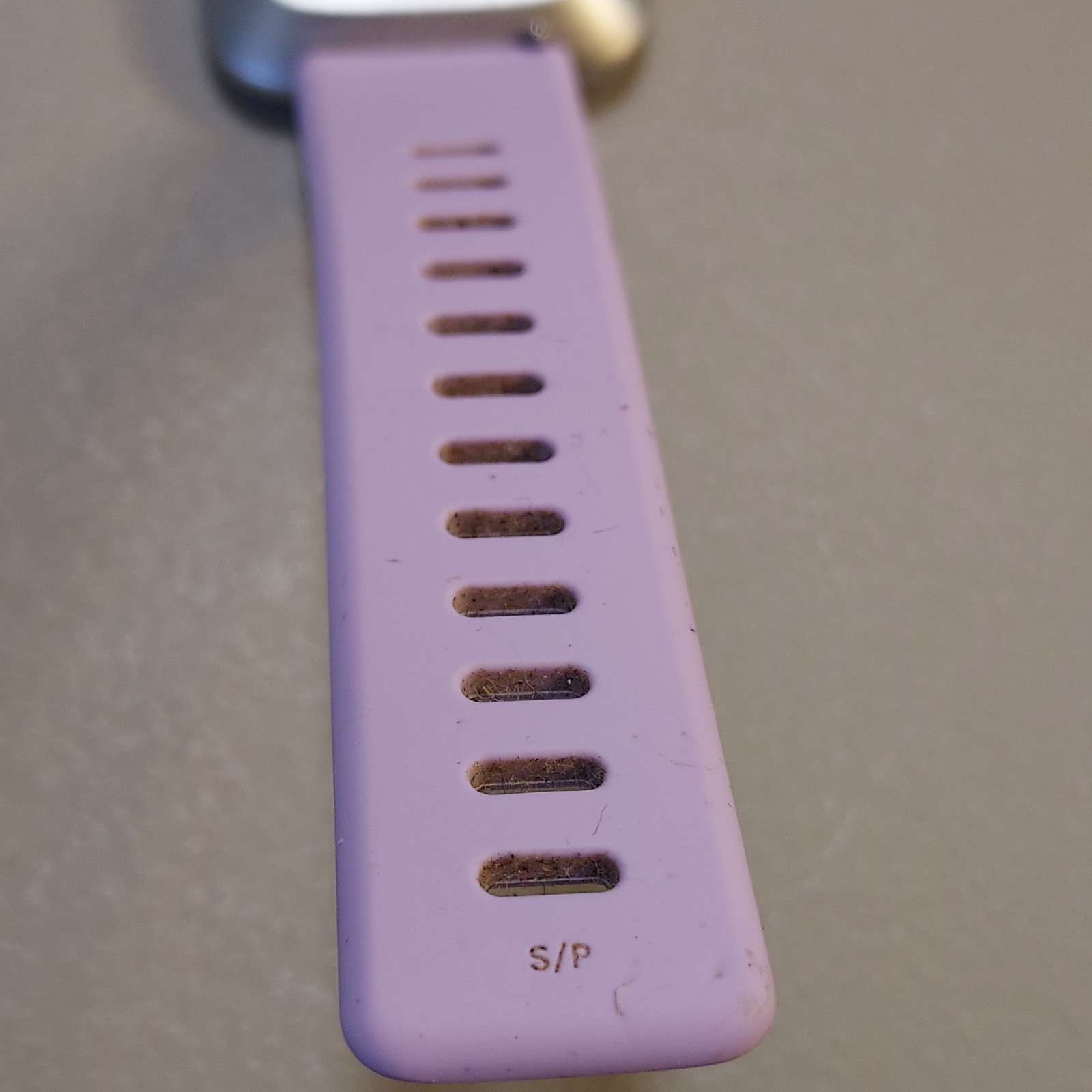 FB415 Fitbit Smartwatch w/ Lilac Silicone Wristband – Powers On