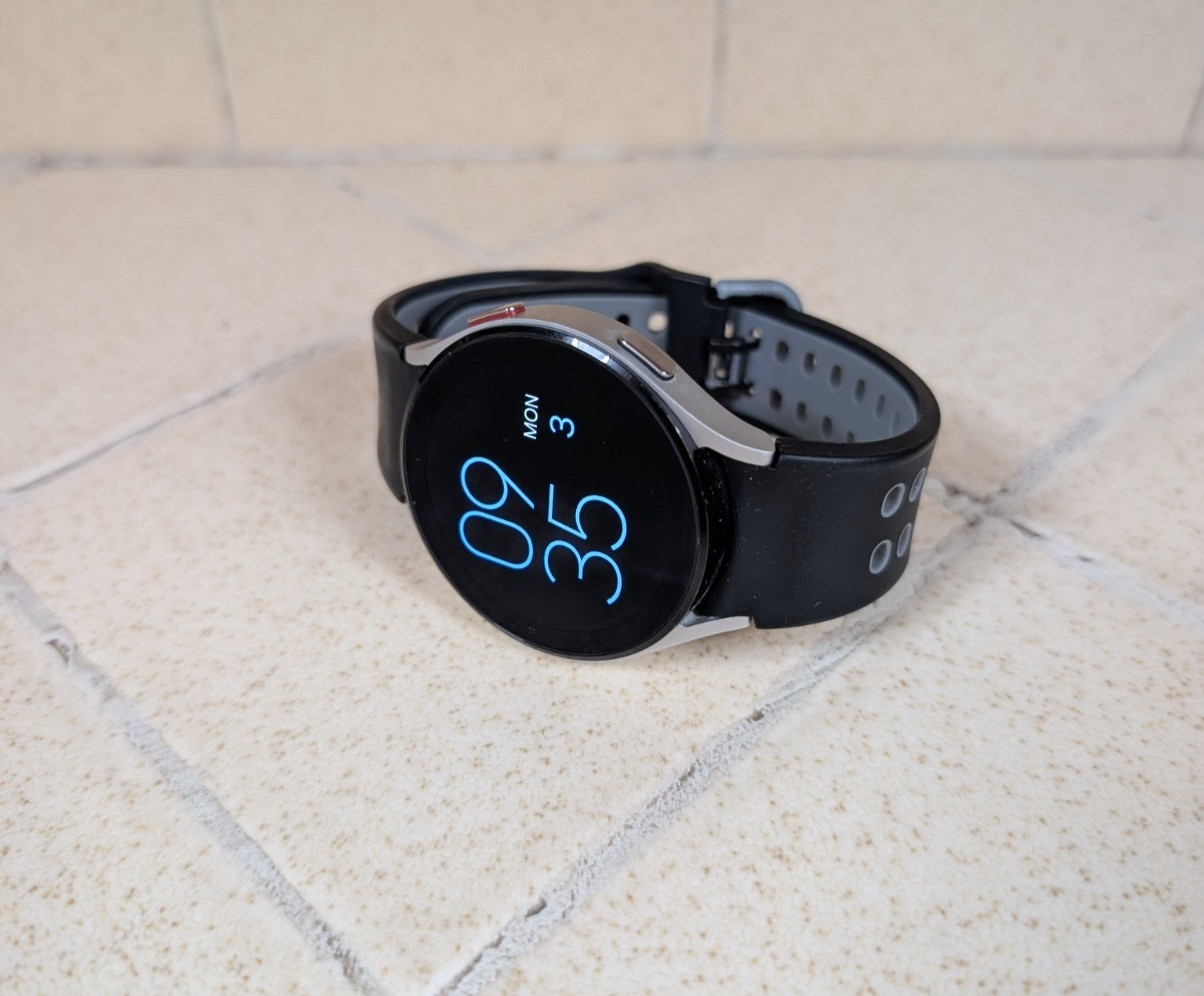 Samsung Galaxy Watch 4 SM-R870 Black 44mm with Wristbands and Chargers Bundle