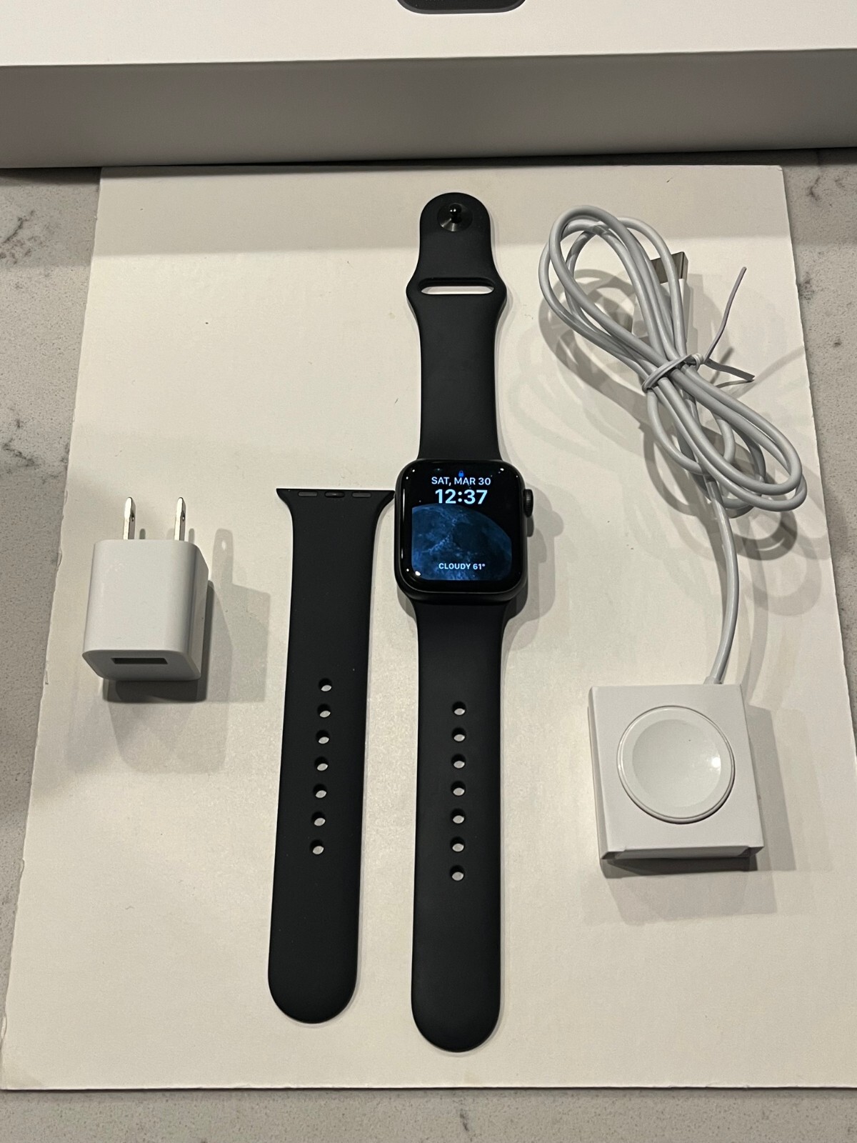 🔥🔥Apple Watch Series 5 40mm Space Gray Aluminum Black Sport Band MWV82LL/A🔥🔥