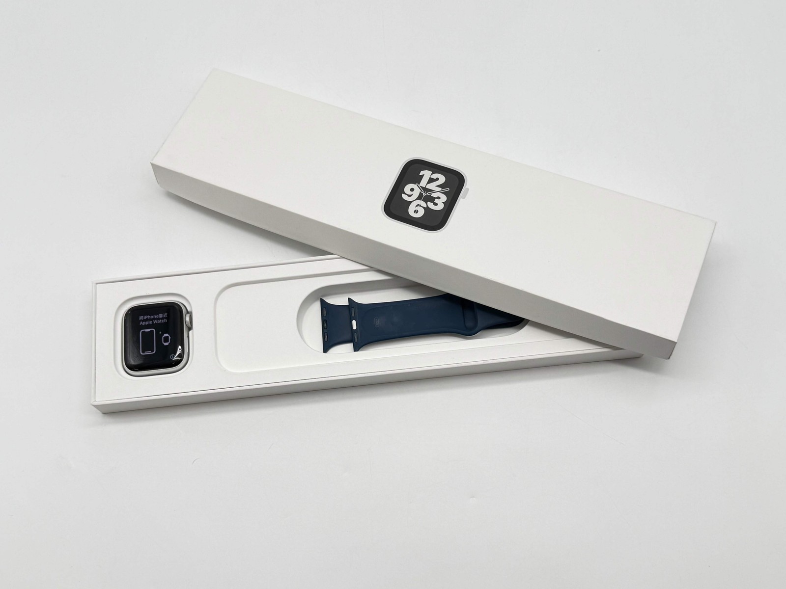 2020 Unlocked Apple Watch SE A2353 40mm Silver w/ Box