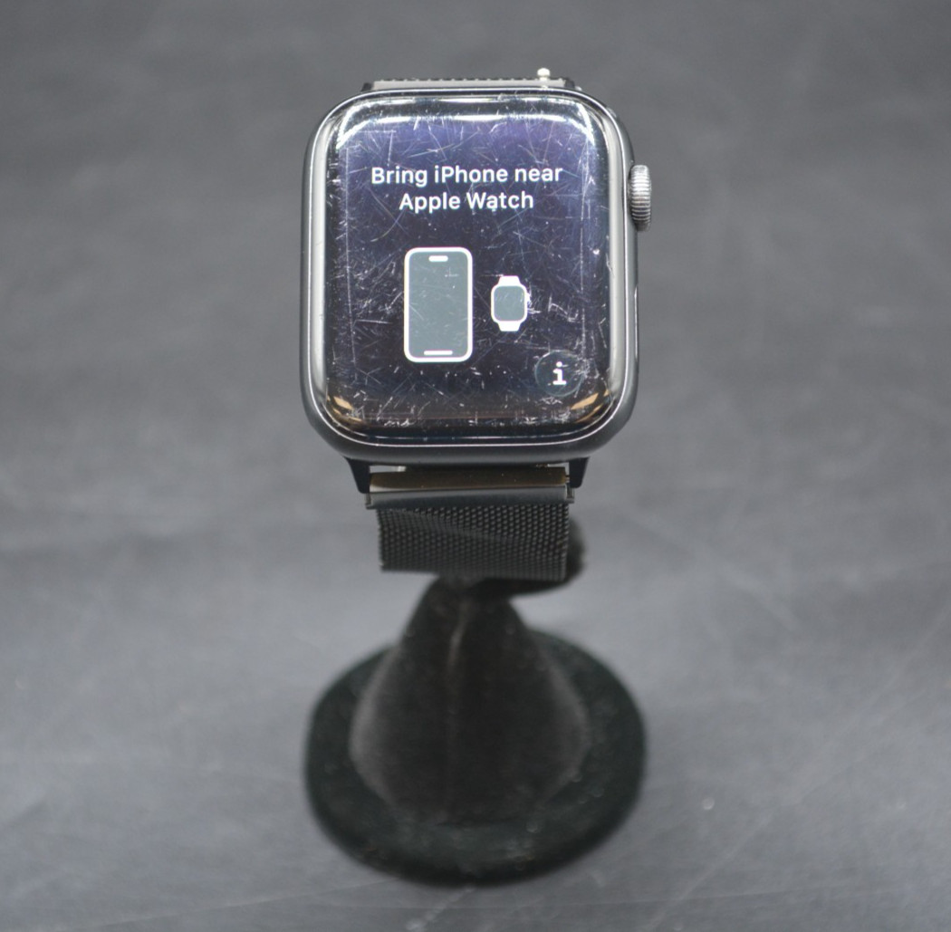 Apple Watch Series 6 44mm Space Gray Case w/Black Band *Pre-owned* FREE SHIPPING