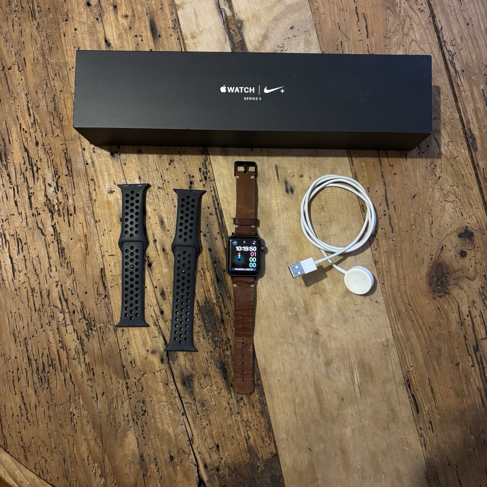 Apple Watch Nike+ 42mm Space Gray Aluminium Case & Leather band + 2x Grey Band