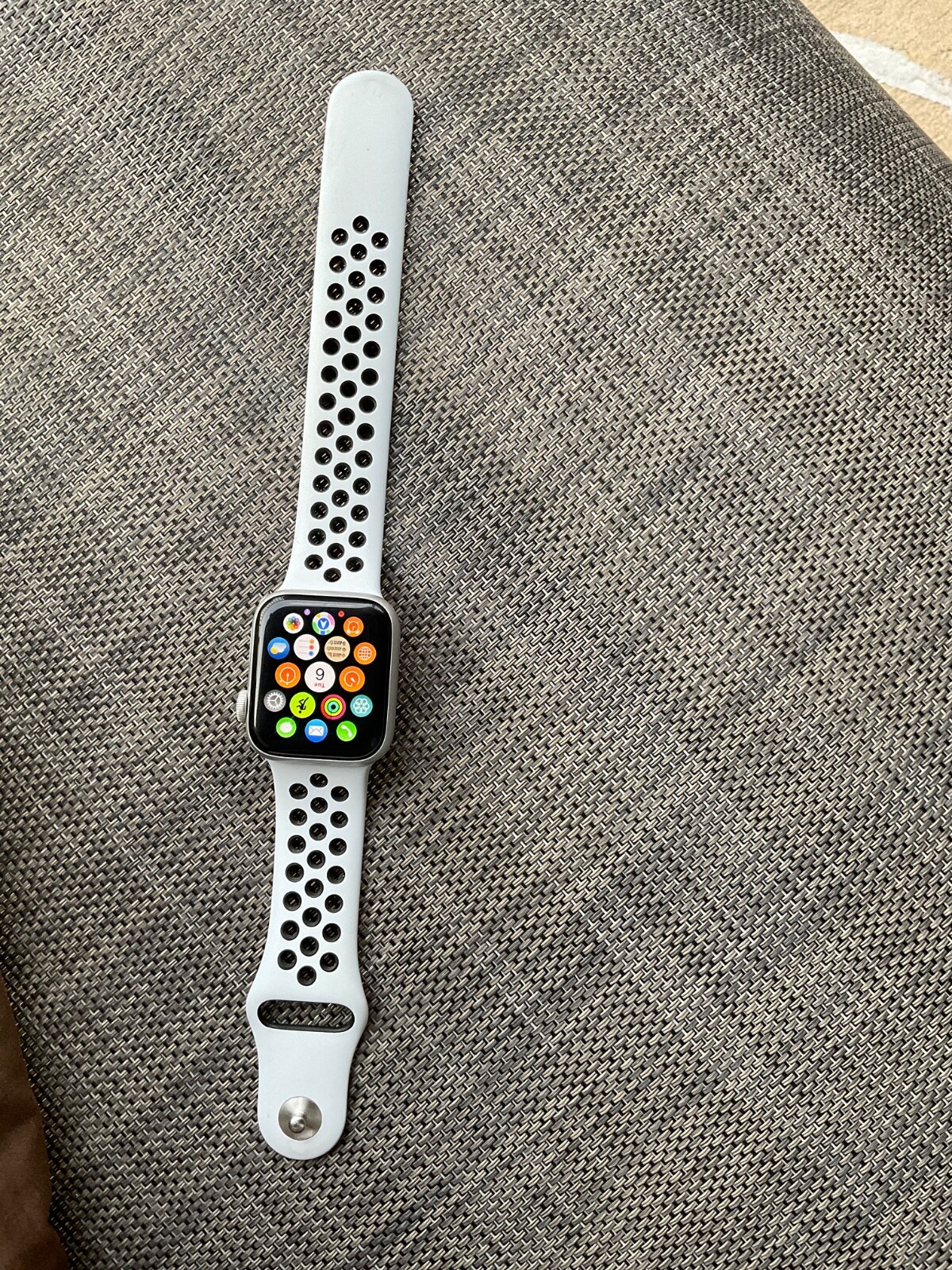 Apple Watch SE Nike 40mm Aluminum Case with Pure Platinum/Black Sport Band -…