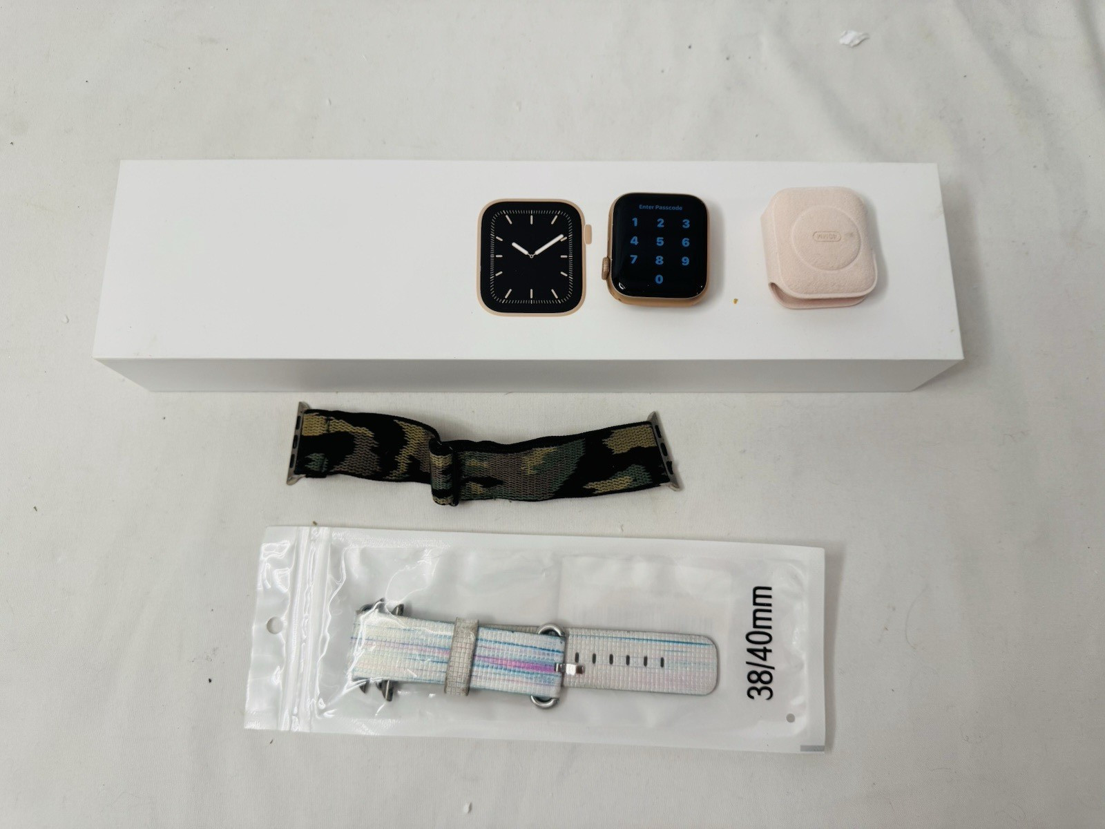 Apple Watch Gen 5 Series 5 40mm Gold Aluminum Case W/Bands Original Box IPHONE