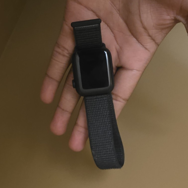 Apple Watch SE 44mm Black Aluminum 32GB Bluetooth iOS Black Nylon Band