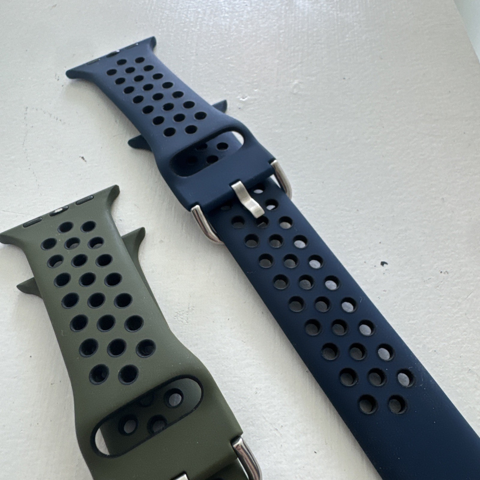 Apple Watch Ultra 49mm GPS+Cellular 32GB Silver Titanium MNHC3LL Gen 1 + 3 bands