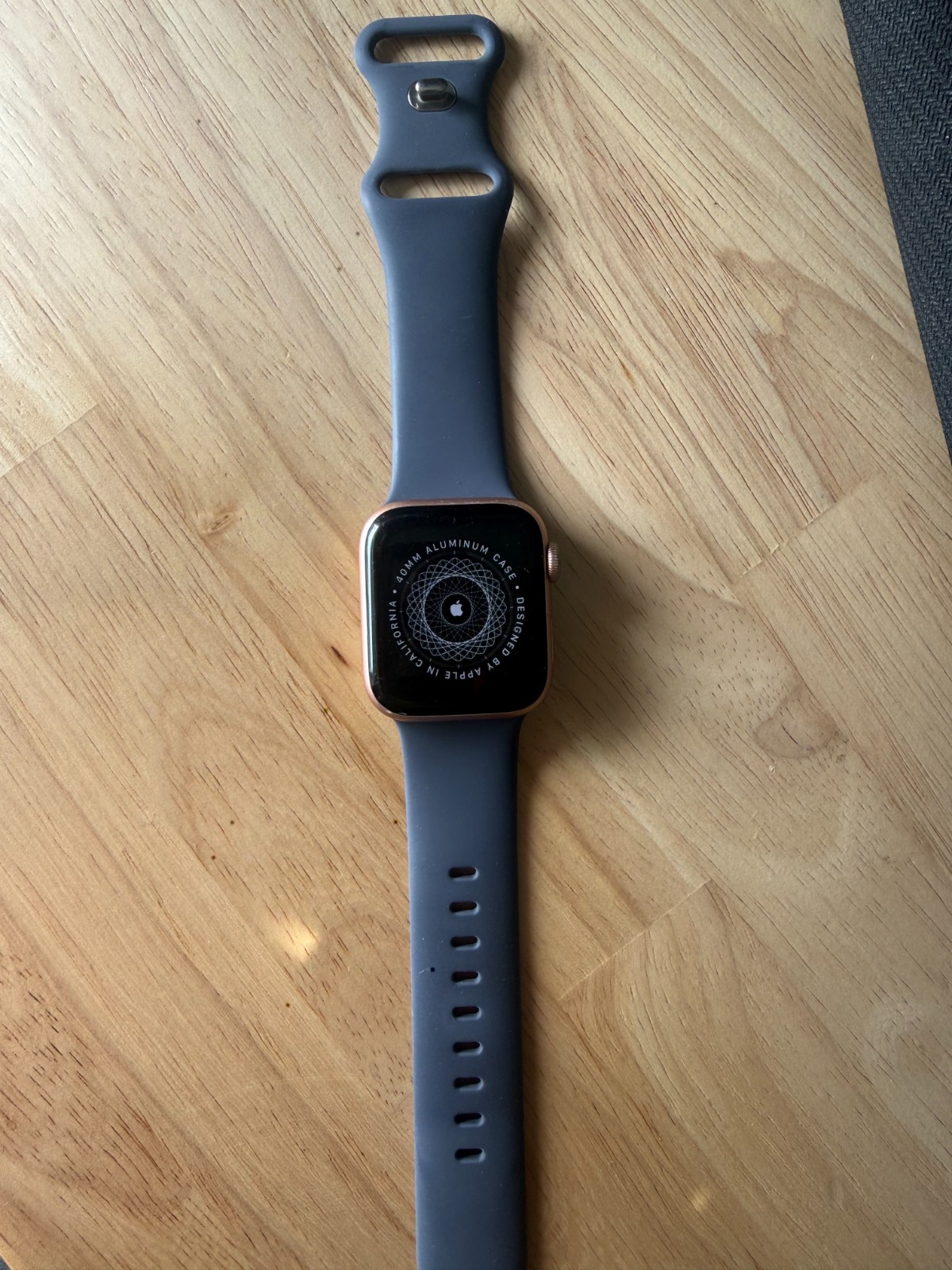 Apple Watch Series 4 40mm Gold Aluminum GPS A1977 – FOR PARTS READ