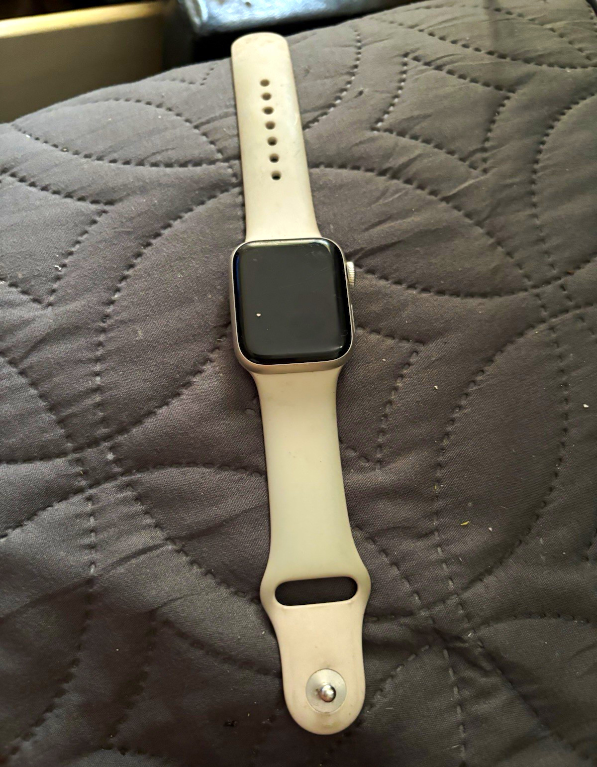 Apple Watch SE 2nd 40mm Silver Aluminum Case White Silicone Band GPS 32GB
