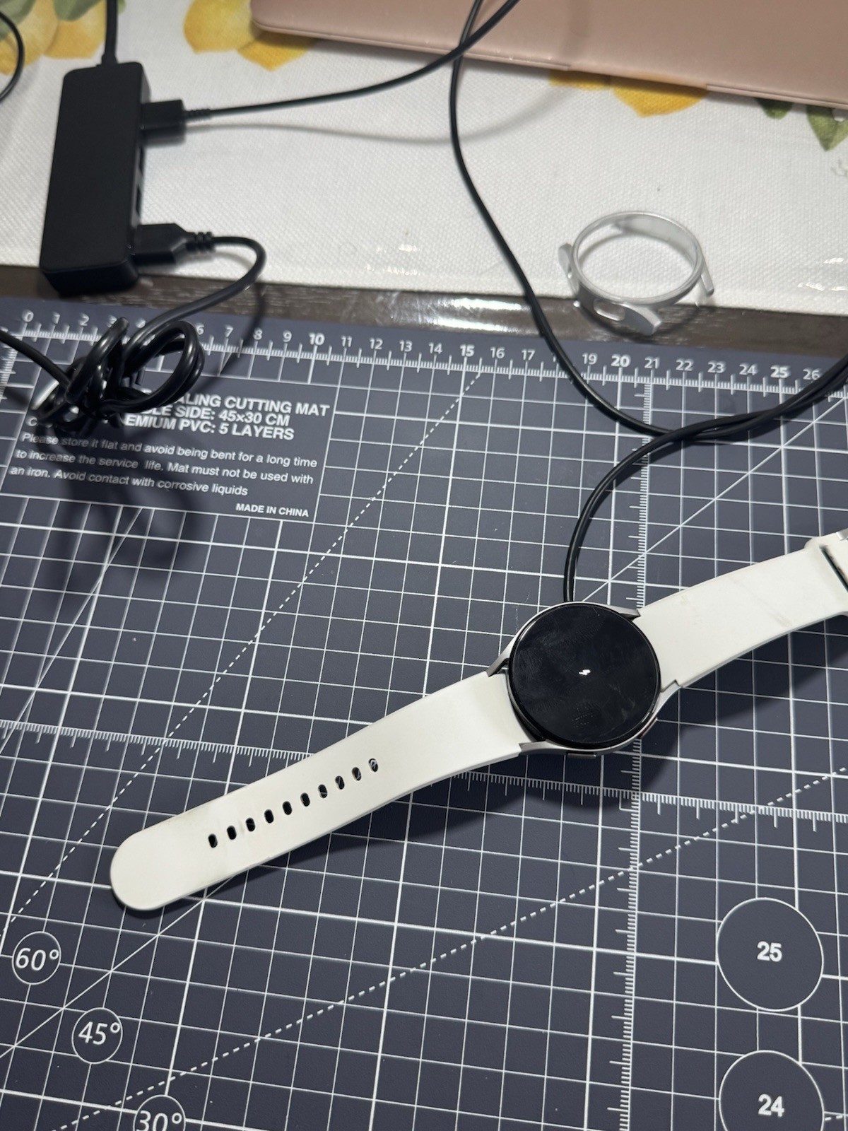 Samsung Galaxy Watch4 40 mm Silver Case with White Silicone Band…