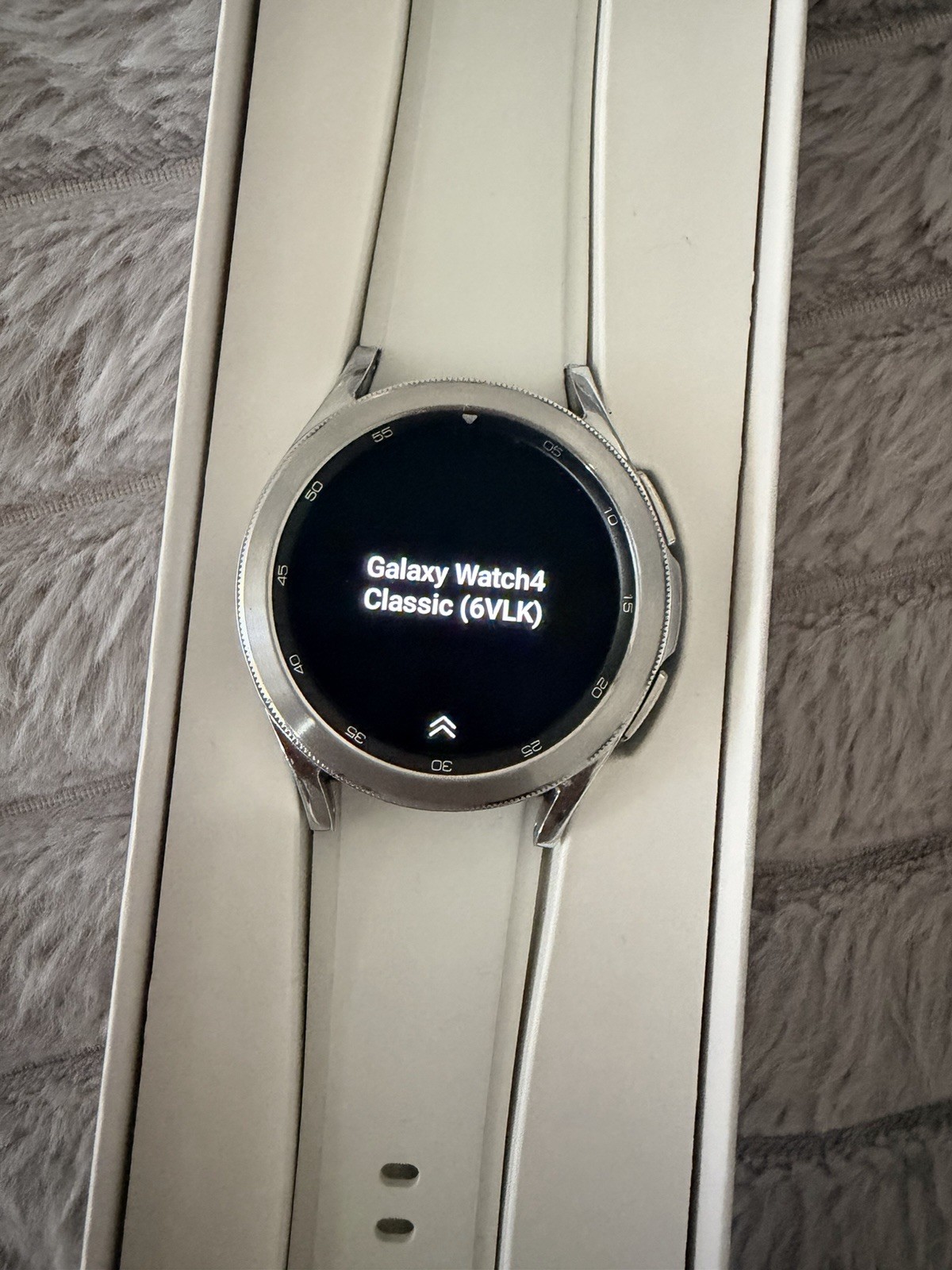 Samsung Galaxy Watch4 Classic 42mm Silver/White W/extra black hybrid strap EUC!