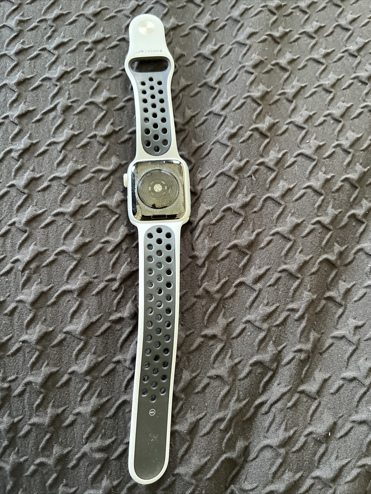 Apple Watch SE Nike 40mm Edition!!! Good Conditions Works Perfect!!
