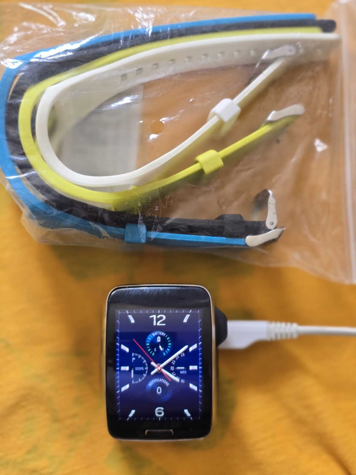 Samsung Galaxy Gear S Curved Sm-r750p SMART WATCH For Parts (4) New Wrist Bands