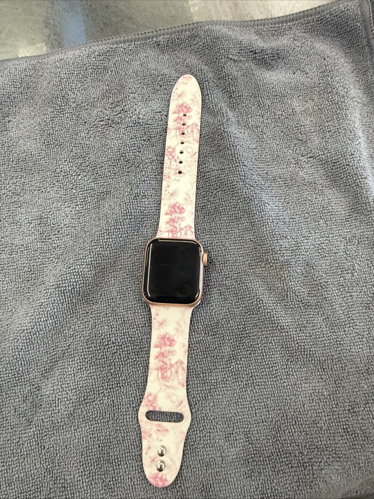 Apple Watch SE 40mm Gold Aluminum Case with Pink Sand Sport Band