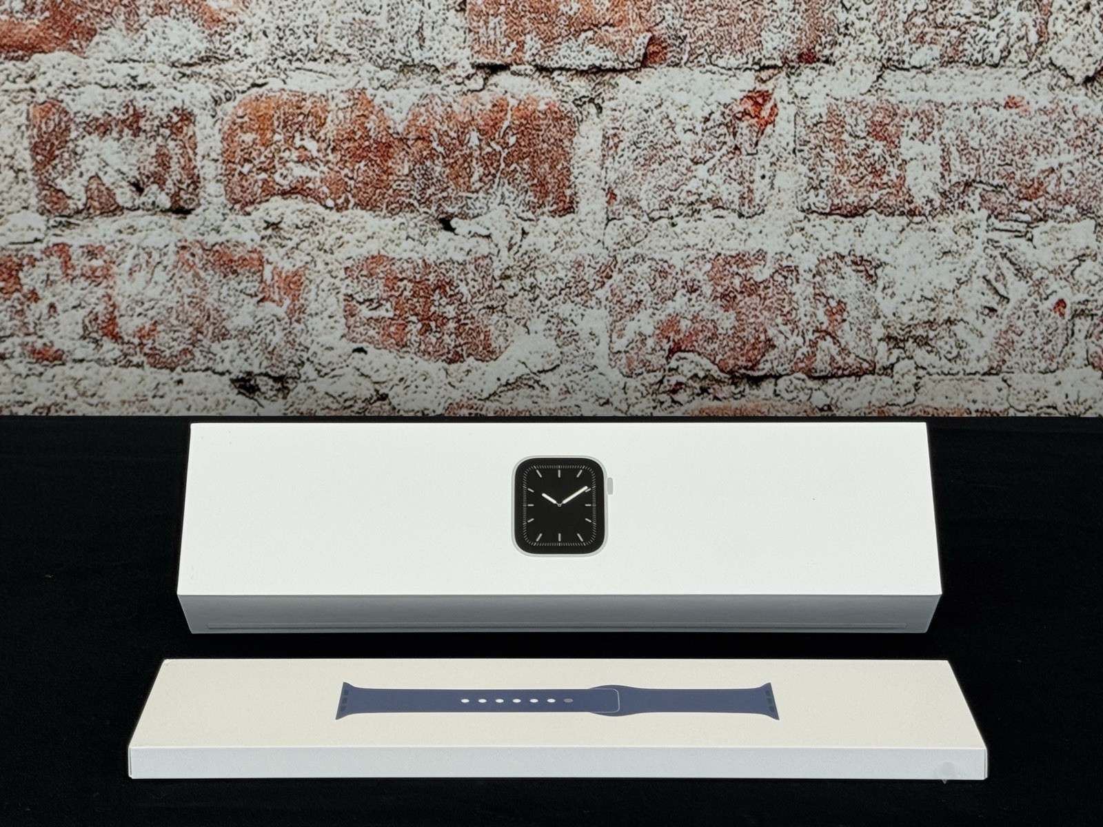 Apple Watch Series 5 40mm Aluminum Case with Blue Sport Band