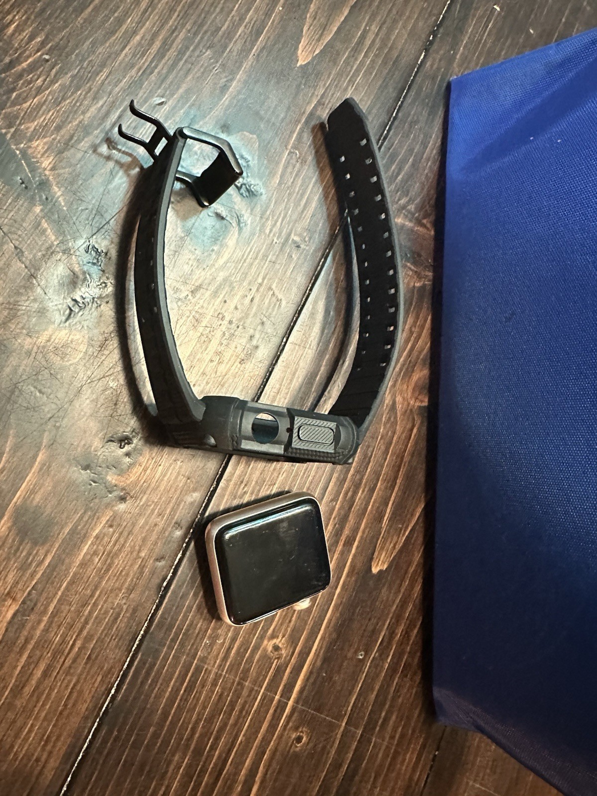 Apple Watch Series 2 42mm Gold Aluminum Case Rugged Black Silicone Band