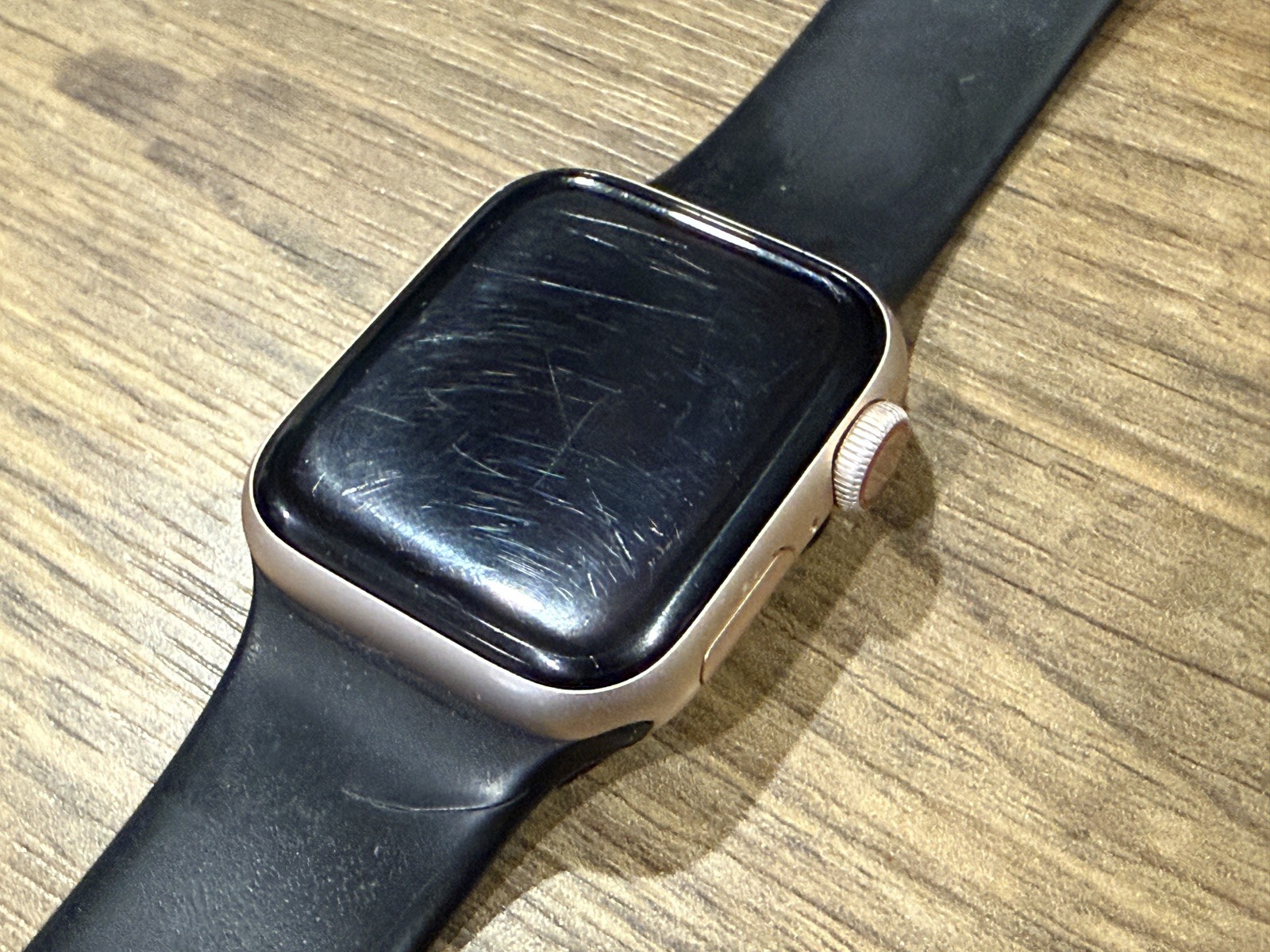 Apple Watch Series 4 40mm – Rose Gold Aluminum – AT&T LTE (Cellular + GPS) –Used